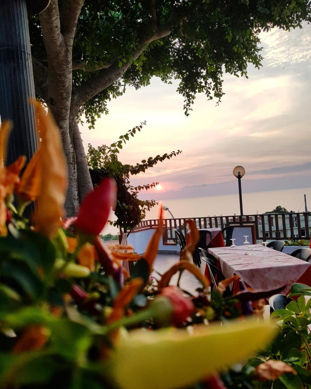 Bed and Breakfast San Carlo - Terrazzo Sul Mare Con Ristorante E Pizzeria Цамброне Экстерьер фото